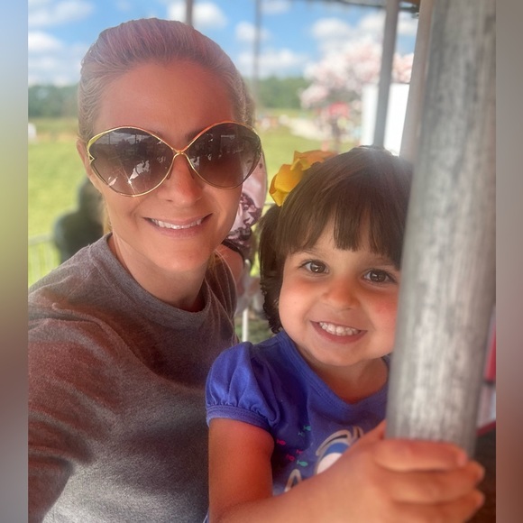 Meet your Posher, Lindsey - Picture 2 of 2